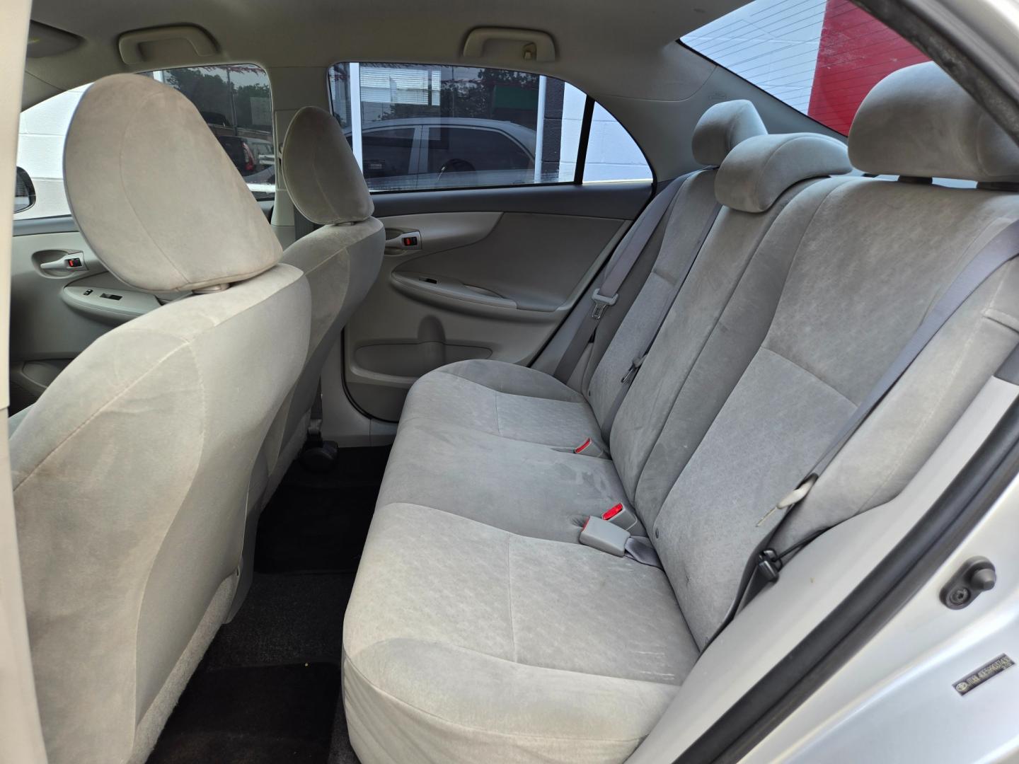 2009 SILVER Toyota Corolla (JTDBL40E599) with an 1.8L I4 F DOHC 16V engine, Automatic transmission, located at 503 West Court, Seguin, TX, 78155, (830) 379-3373, 29.568621, -97.969803 - Photo#6